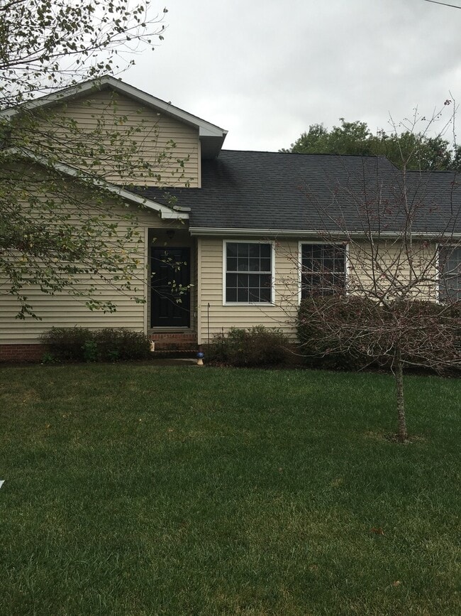 Building Photo - Immaculate 3 Bedroom Townhome in Huntington/Barboursville Area