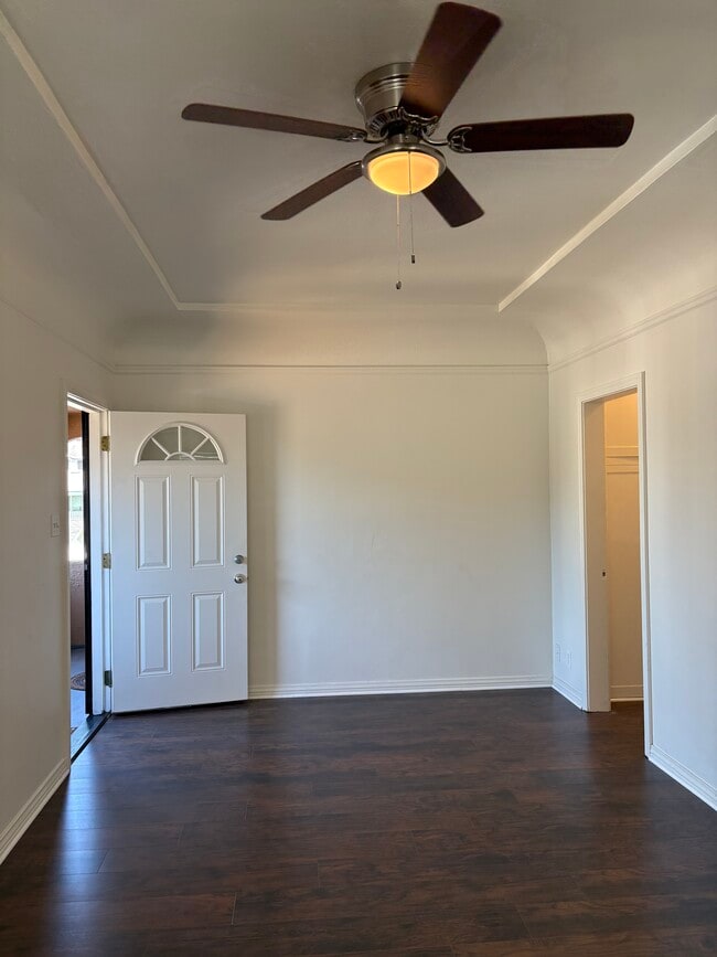 Building Photo - 1042 Saint Louis Ave Rental