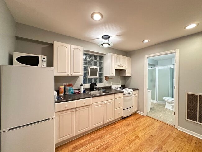 Photo - 1322 N Claremont Ave Unit J05P