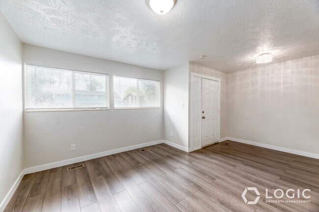 Photo - 598 W 1975 N
