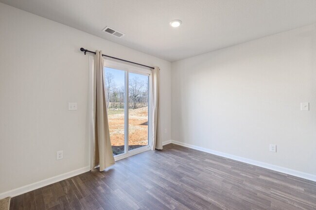 Modern 3BR Home with Granite Kitchen & 2-Car Garage – Minutes from Downtown in Meredith Woods!