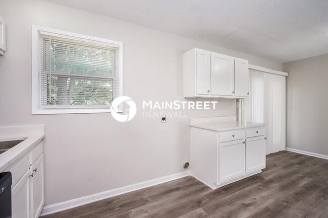 Photo - 3 Bedroom Pet-Friendly Home in Louisville, KY with Main Street Renewal