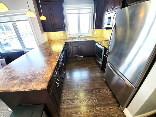 Photo - 930 11 St