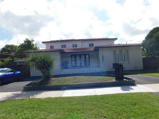 Building Photo - 1851 NW 32nd Ave Unit B31
