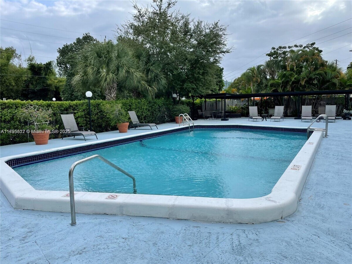 Photo - 16950 W Dixie Hwy Condo