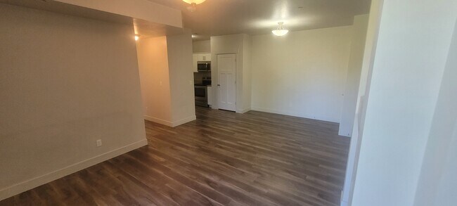 Photo - 1047-1500 500 E