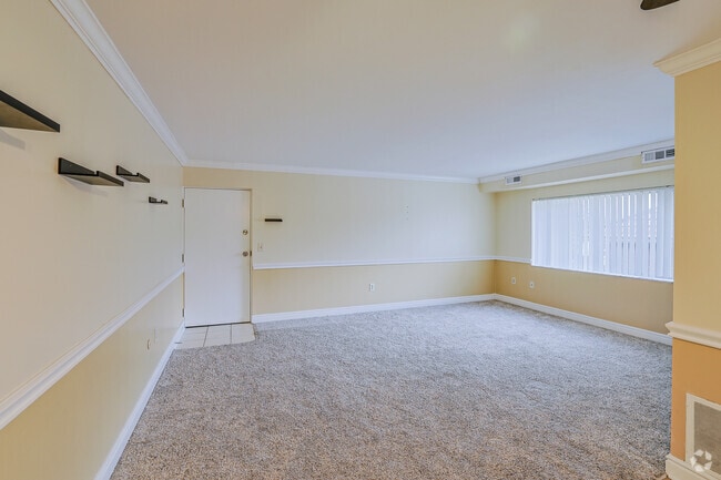 1BR, 1BA - 700SF - Living Room - 903 Mount Royal Blvd
