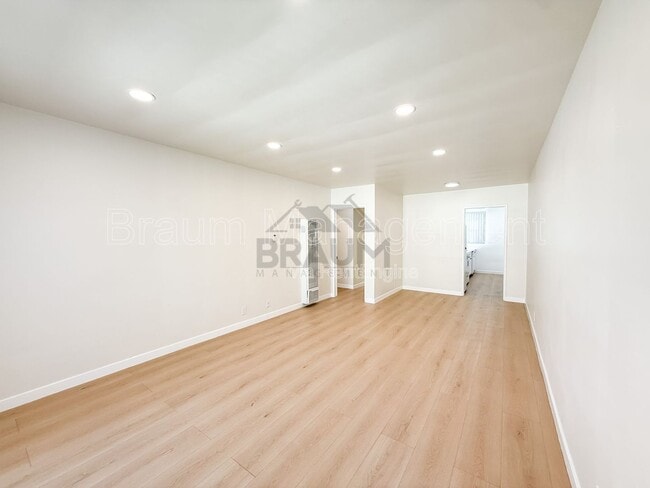 Building Photo - 7333 Woodman Ave Unit 11