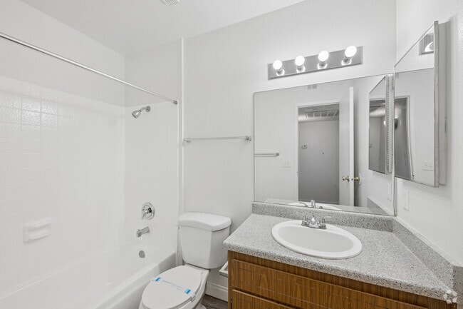 1BR, 1BA - 710SF - Bathroom