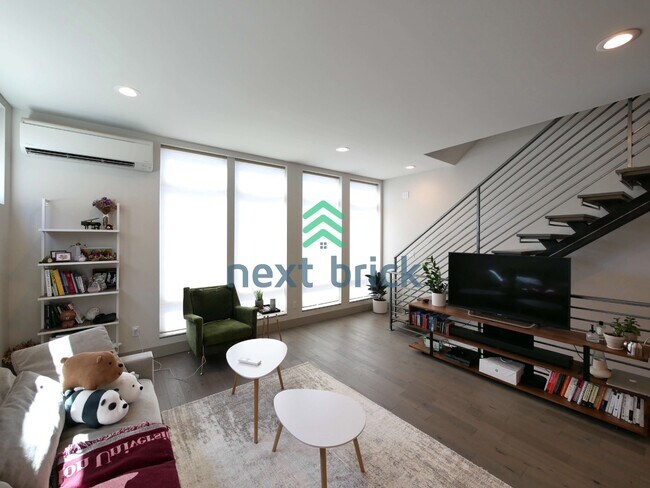 Photo - 3Bed 2Bath Stunning Townhome in Seattle Available August 1 for Rent!