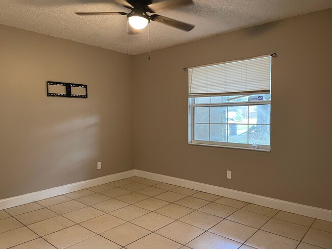 Photo - 11601 Valencia Dr Unit B