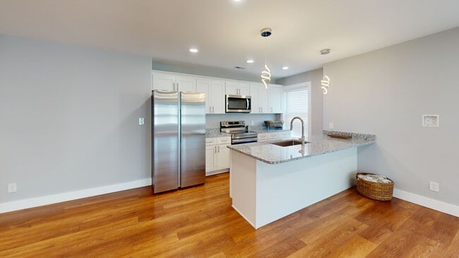 Building Photo - $1810 per Bedroom | 6BR/6BA in Fort Sander... Rental