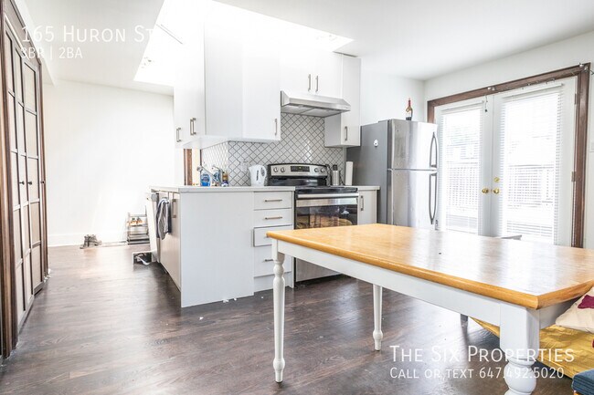 Photo - Three Bedroom Apartment Close to U of T Unité 2