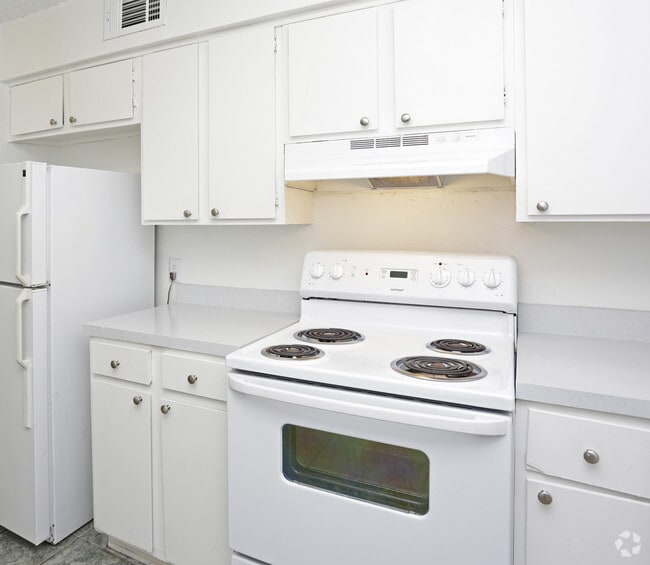 Photo - Hampton Court Apartments