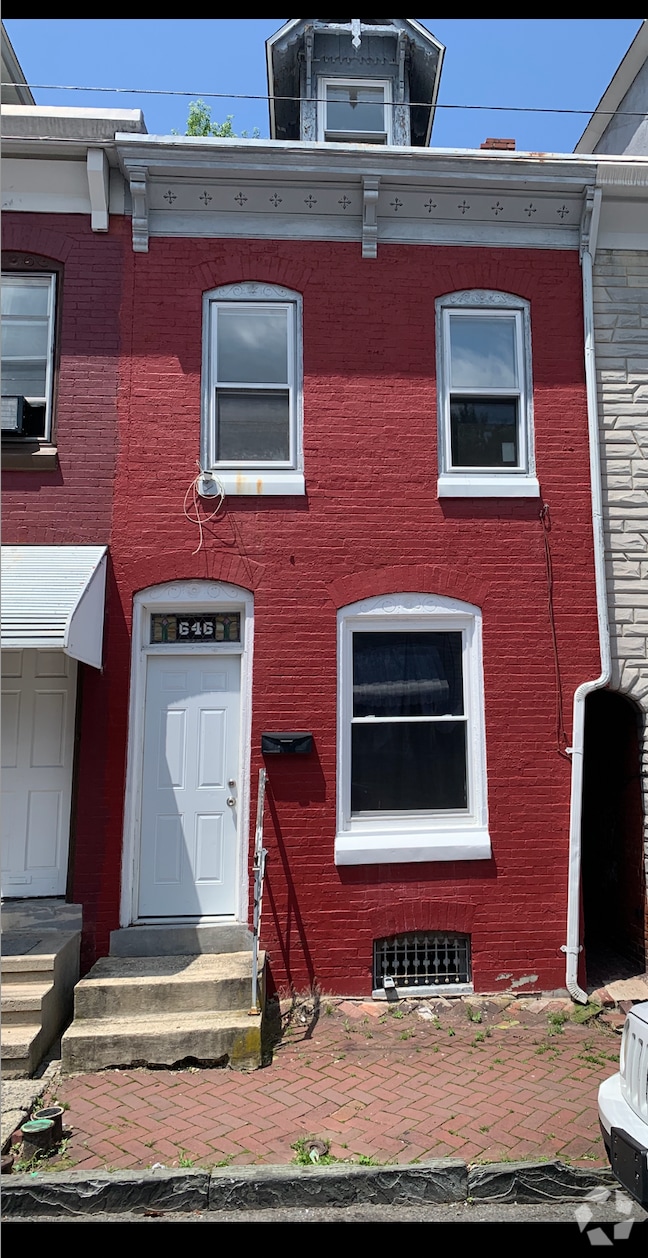 Building Photo - 646 Birch St Rental
