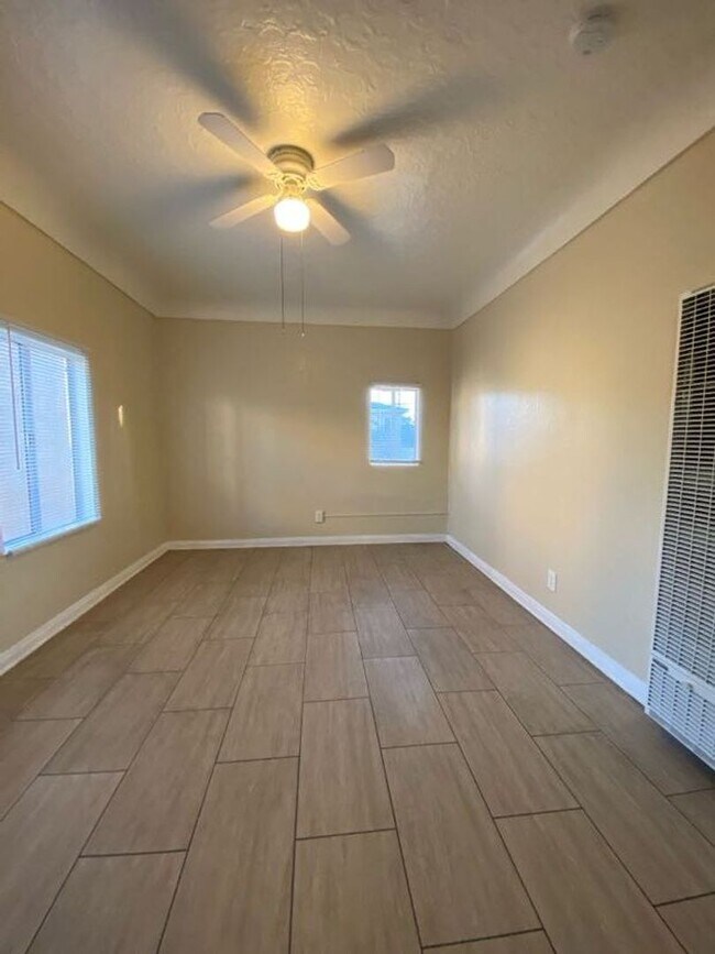 2033 Cedar Ave