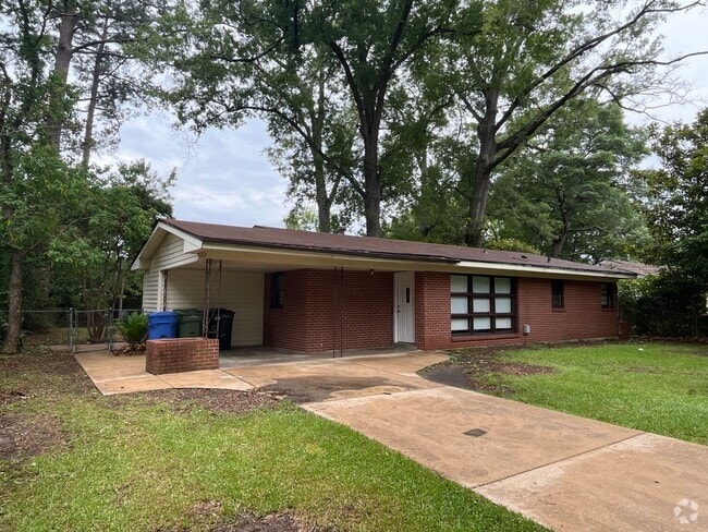 Building Photo - **ON HOLD**3 Bedroom / 1 Bathroom Home for...