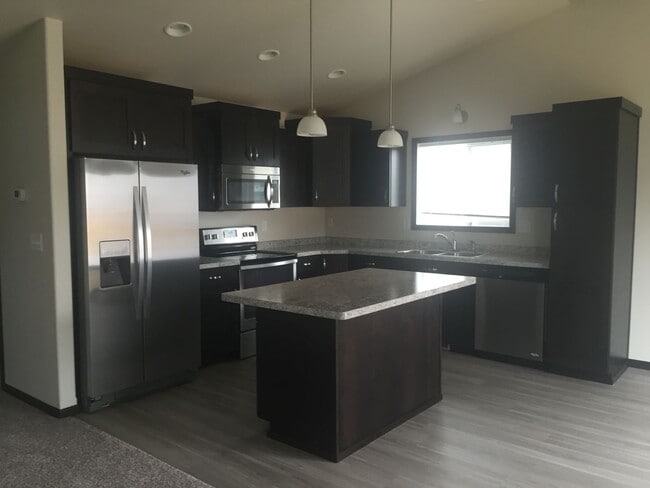 Photo - Eaglewood 3 Bedroom/ 2 Bathroom Twinhome