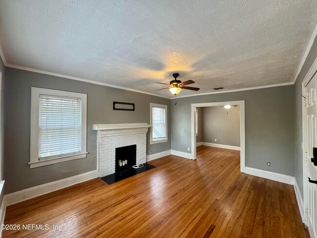 Photo - 2325 Myra St