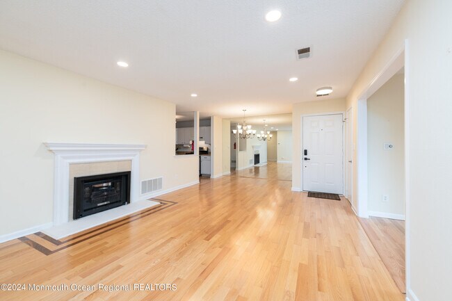 Photo - 77 Frontier Way