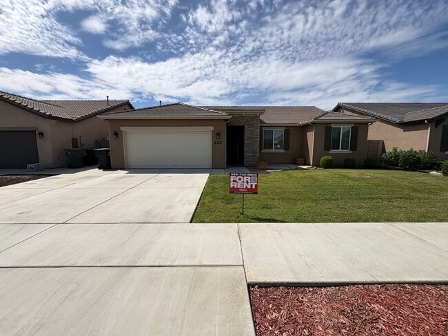 Building Photo - SE Visalia home Available Now!