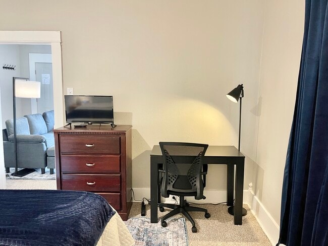 Área de escritorio del dormitorio 1 - 914 W College St