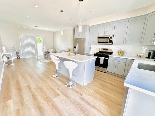 Photo - 8436 Oakdale Ave