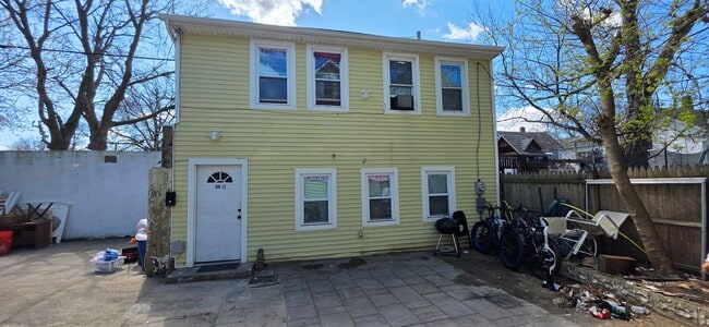 Building Photo - 1006 Summerfield Ave Unit 1006 1/2