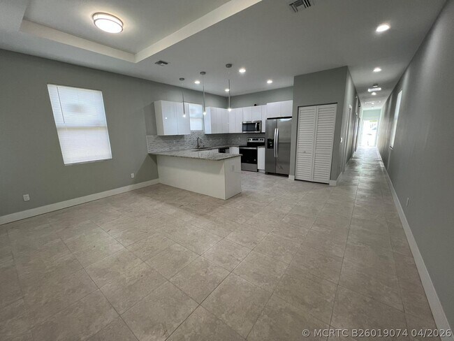 Photo - 227 N E St