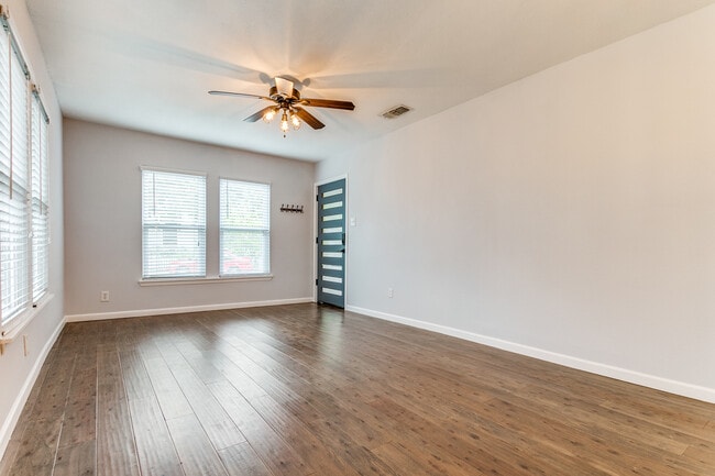 Photo - 326 Simon St