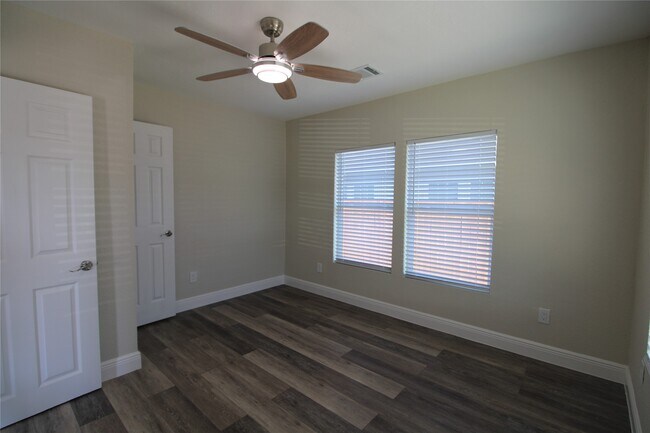 Photo - 6925 Avenue N