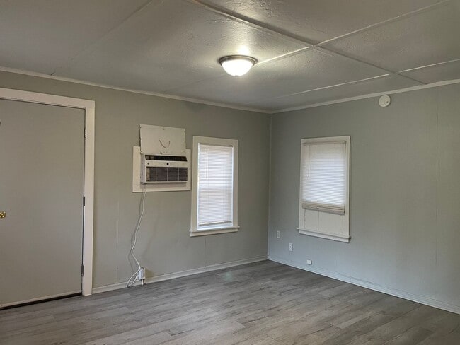 Photo - Cute Bungalow Style 1 Bedroom 1 Bath Home--Washer/dryer included!!