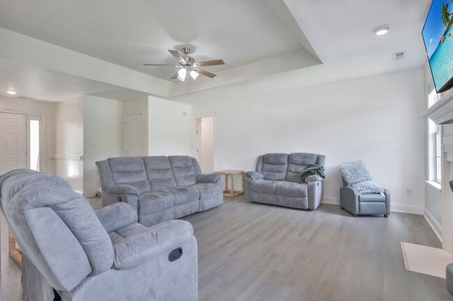 Photo - 202 Weeping Hollow Ct