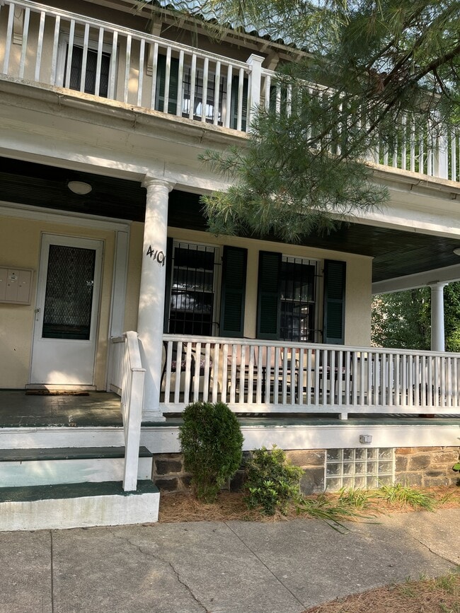 Building Photo - 4101 Roland Ave Unit 1
