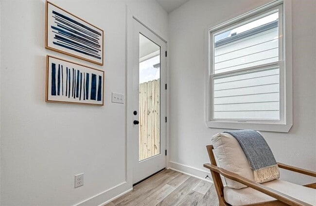 Photo - 8405 Schneider St