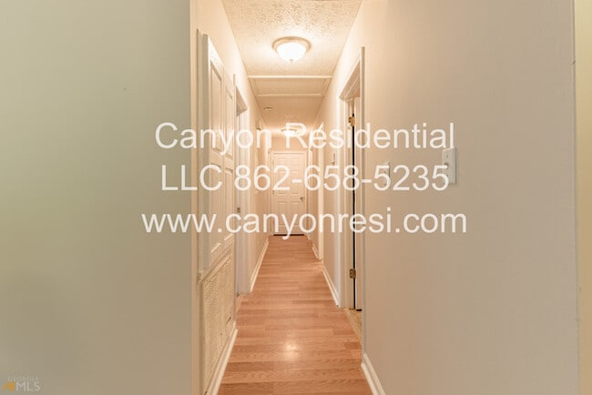 Photo - 220 Splitwood Ln