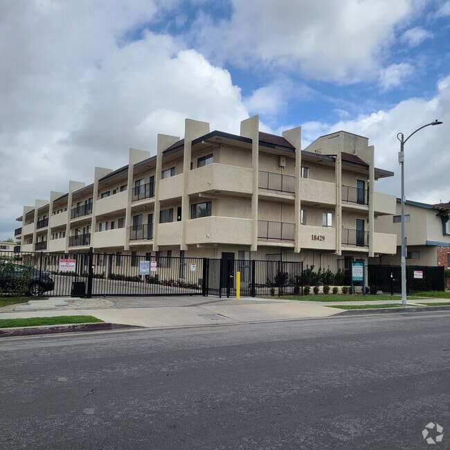 Building Photo - 37 unit building close to CSUN! Rental