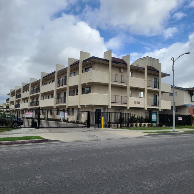 37 unit building close to CSUN! - 37 unit building close to CSUN! Apartamentos