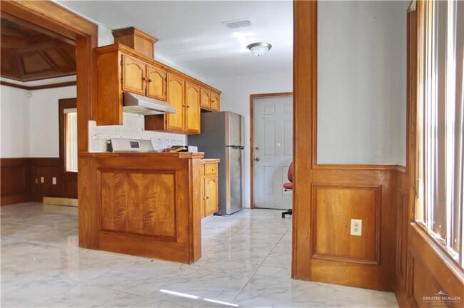 927 E Salazar St