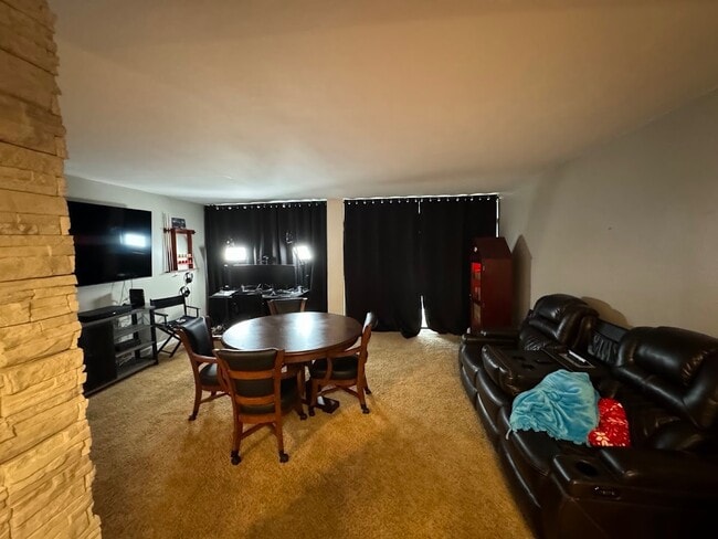 Photo - 450 W 7th St