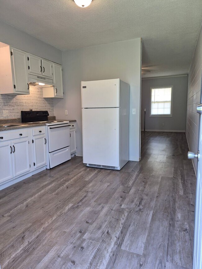 Photo - Montgomery Apartments Unit 04
