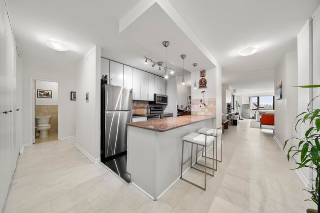 Building Photo - 7855 JFK Blvd E Unit 5i Rental