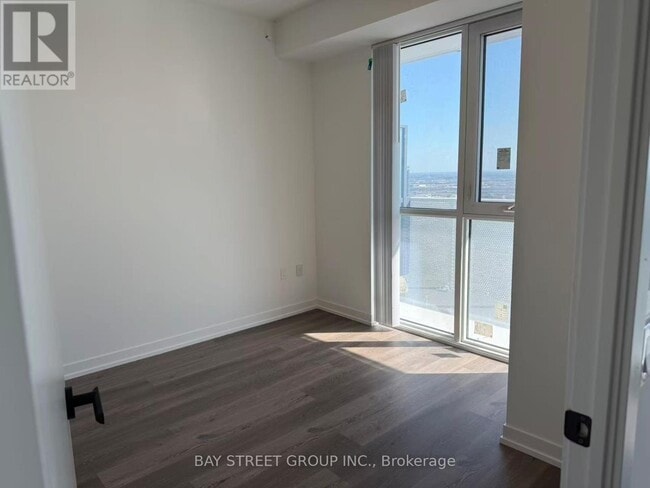 Photo - 28 Interchange Wy Unité 4108