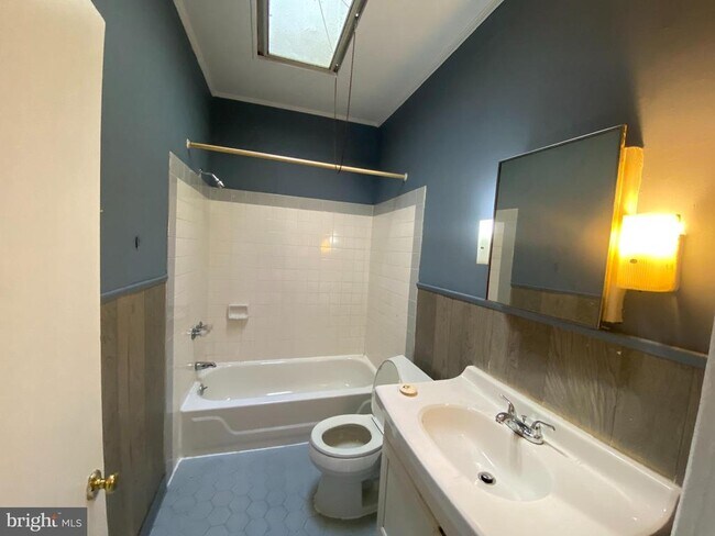 Photo - 6625 Lansdowne Ave