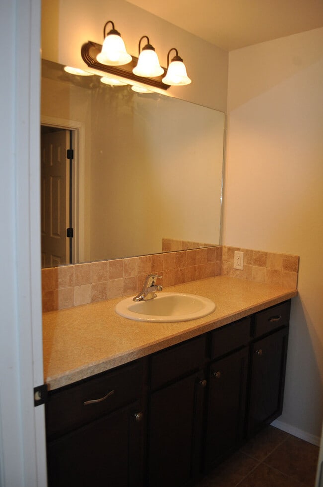 Photo - 3 Bedroom 2 Bathroom Condo * Flexible Leas...