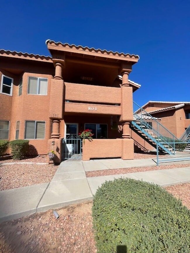 Building Photo - Ground level 2-bedroom 2-bathroom unit loc...