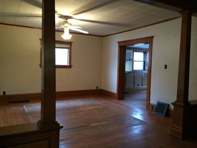 Building Photo - 618 W 1st St Rental