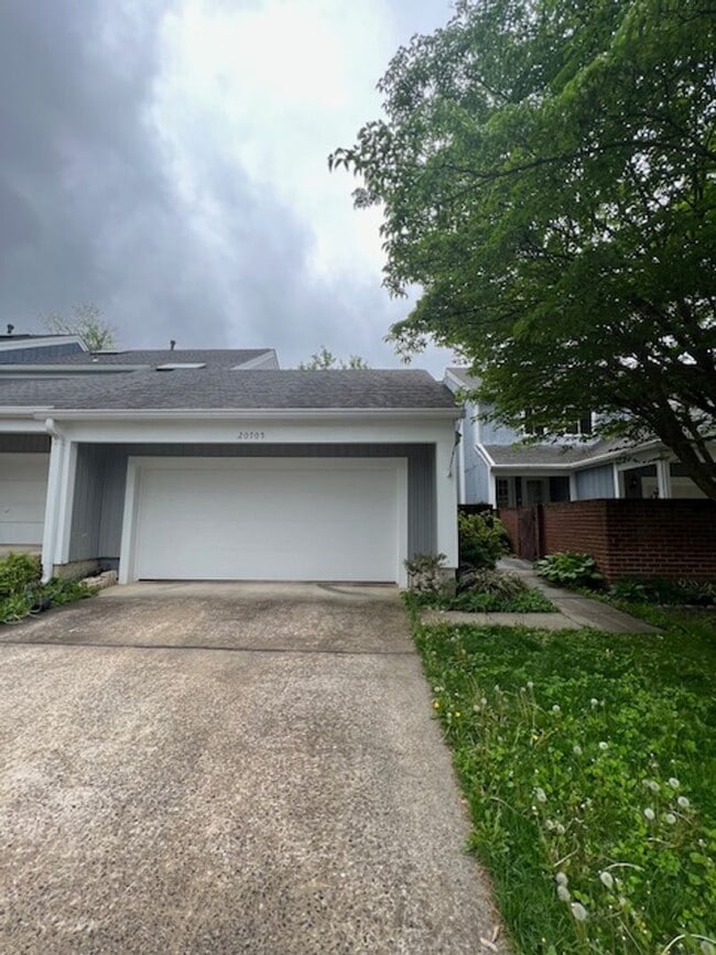CHARMING TOWNHOME LOCATED IN HIGHLAND HALL... - CHARMING TOWNHOME LOCATED IN HIGHLAND HALL...
