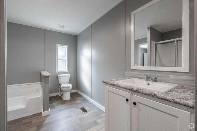 3BR, 2BA - 1,216SF - Fleetwood Wildcat Sandalwood - Primary Bathroom - Green River Lake Commons