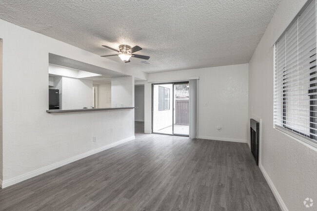 2BR, 2BA - 948SF - Living Room